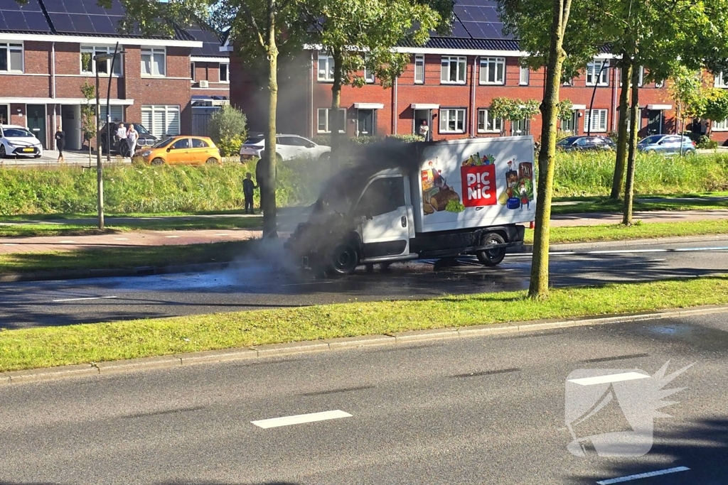 Picnic bezorgwagen vliegt in brand