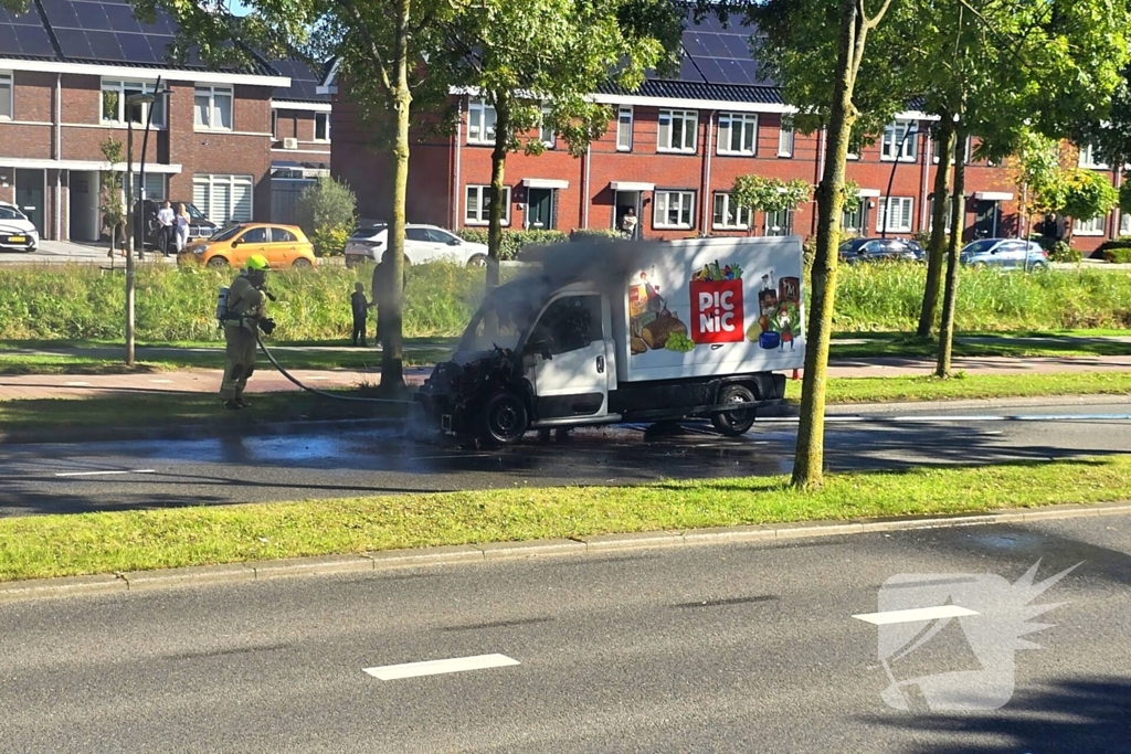 Picnic bezorgwagen vliegt in brand