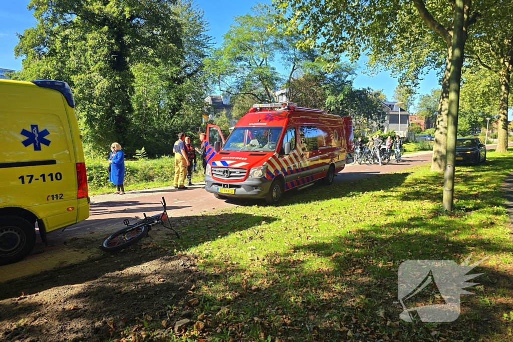 Brandweer haalt te water geraakte fietser uit water