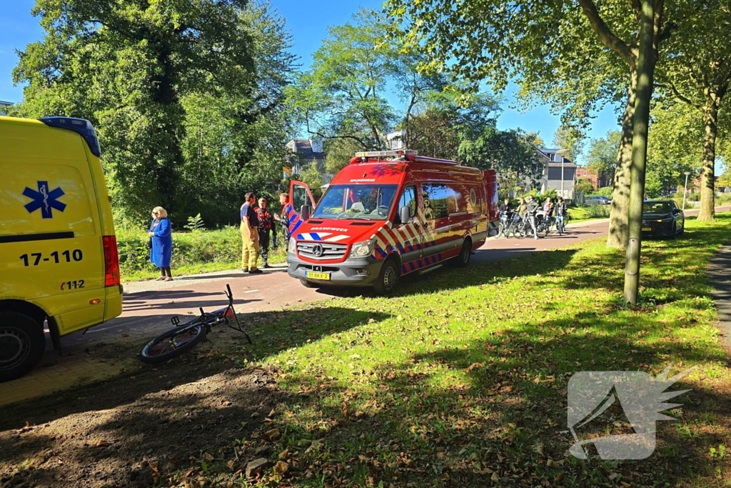 Brandweer haalt te water geraakte fietser uit water