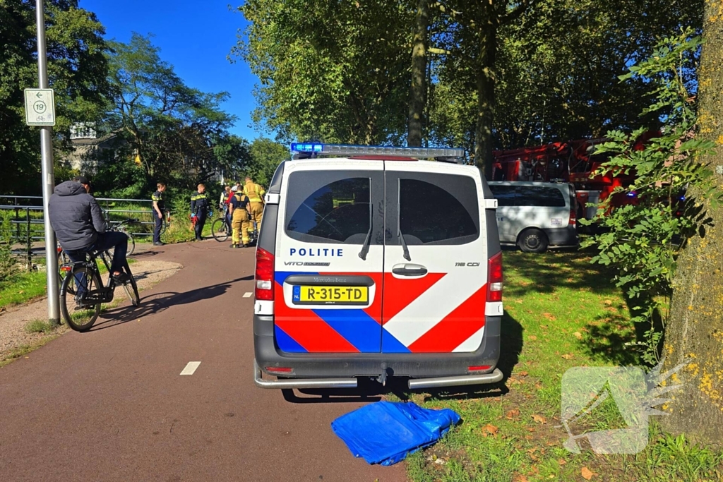 Brandweer haalt te water geraakte fietser uit water