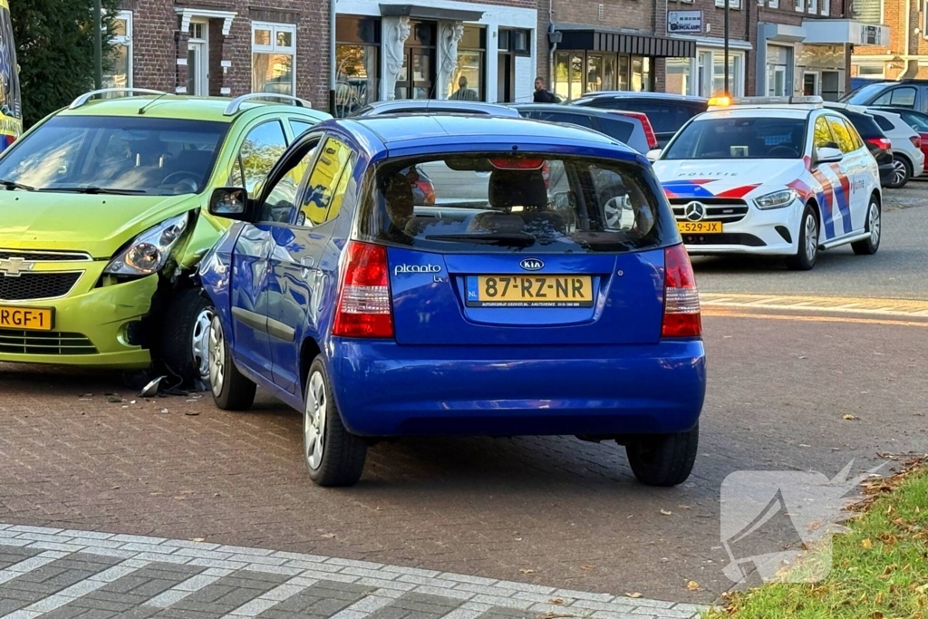 Twee voertuigen botsen op elkaar op T-splitsing