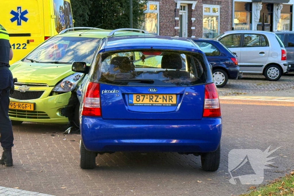 Twee voertuigen botsen op elkaar op T-splitsing