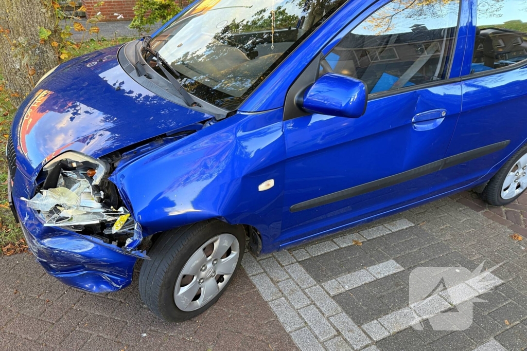 Twee voertuigen botsen op elkaar op T-splitsing