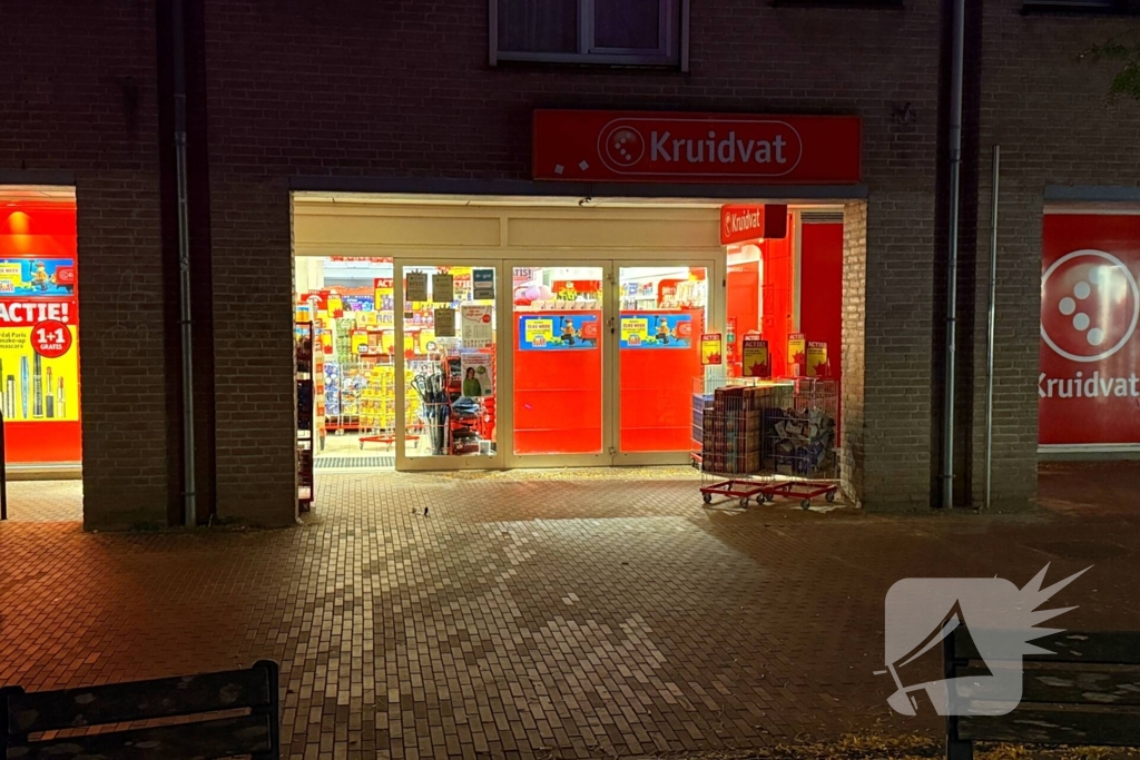 Kruidvat filiaal overvallen, verdachte dreigt met mes