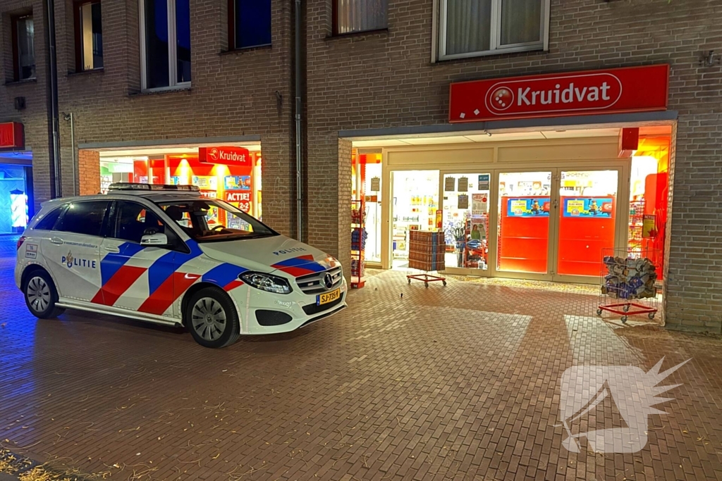 Kruidvat filiaal overvallen, verdachte dreigt met mes