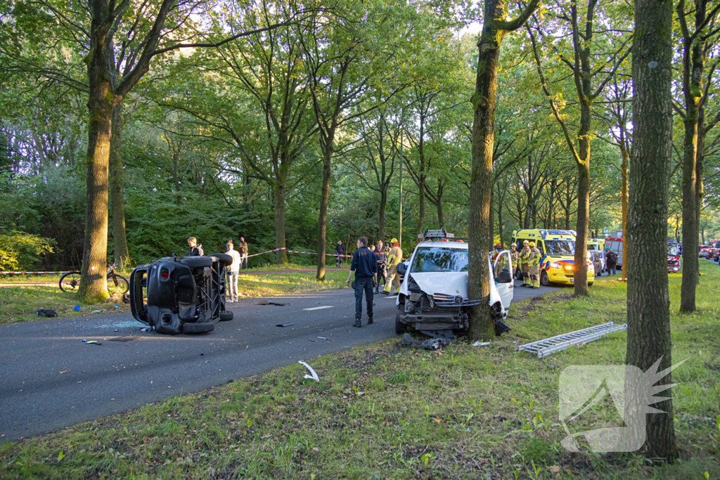 Enorme ravage nadat bus tegen boom rijd, één persoon aangehouden