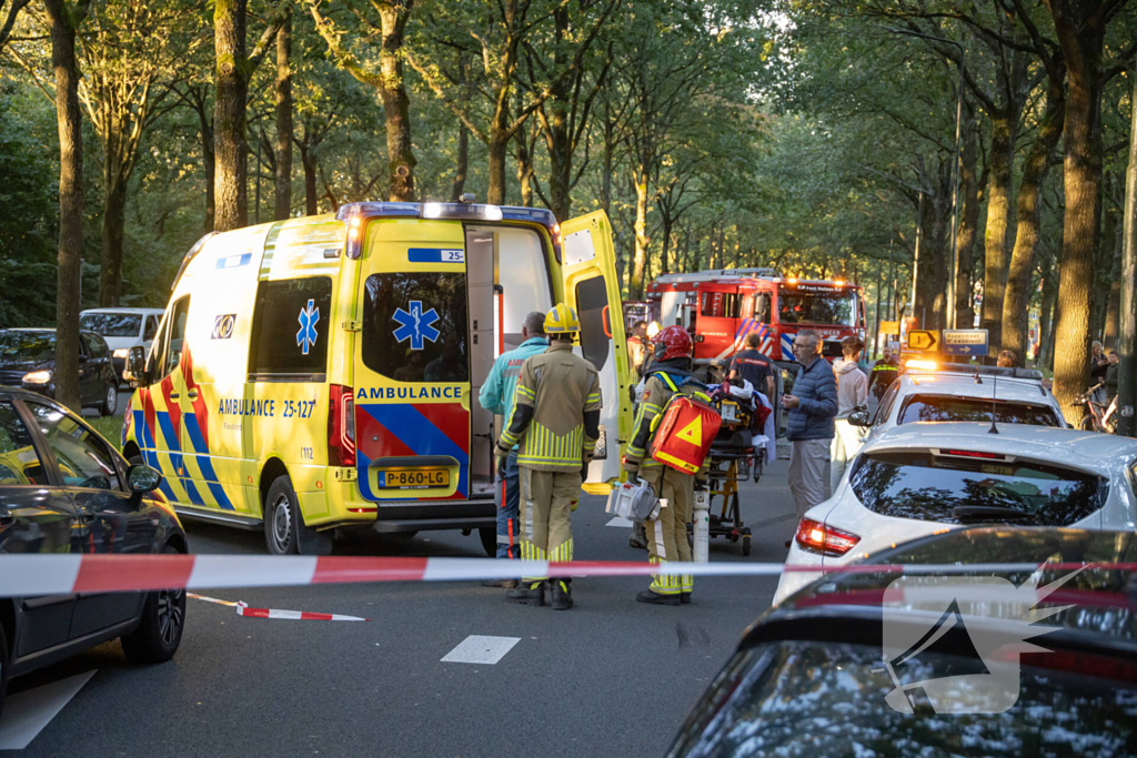 Enorme ravage nadat bus tegen boom rijd, één persoon aangehouden