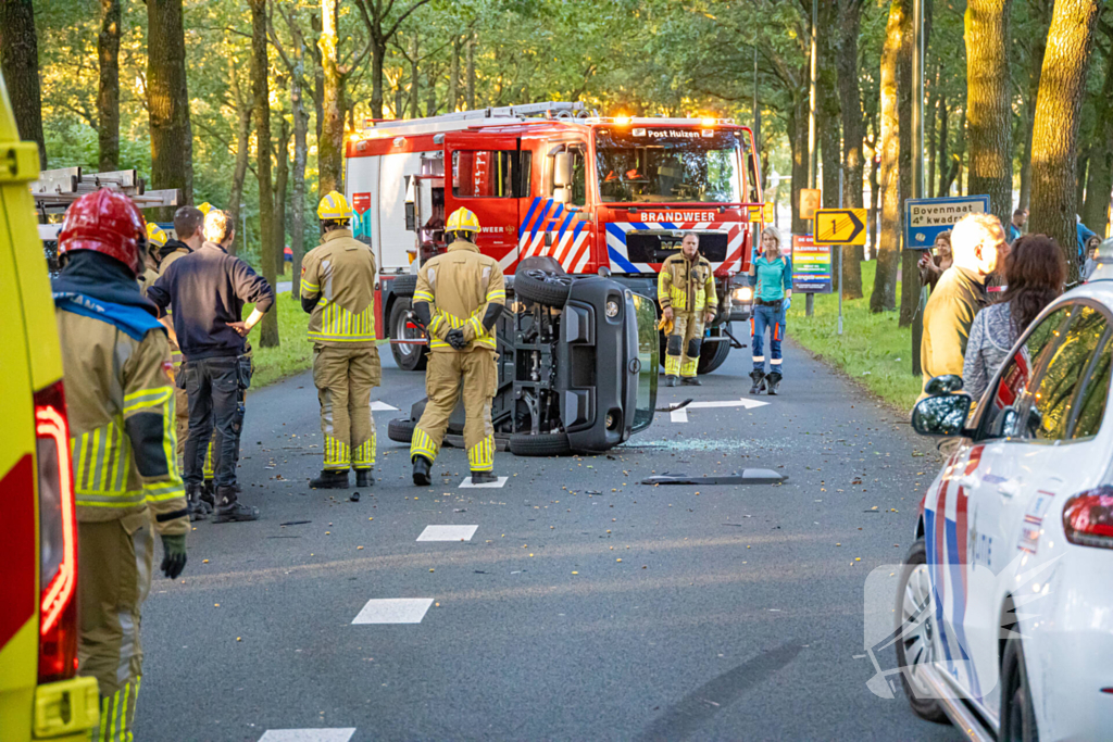 Enorme ravage nadat bus tegen boom rijd, één persoon aangehouden