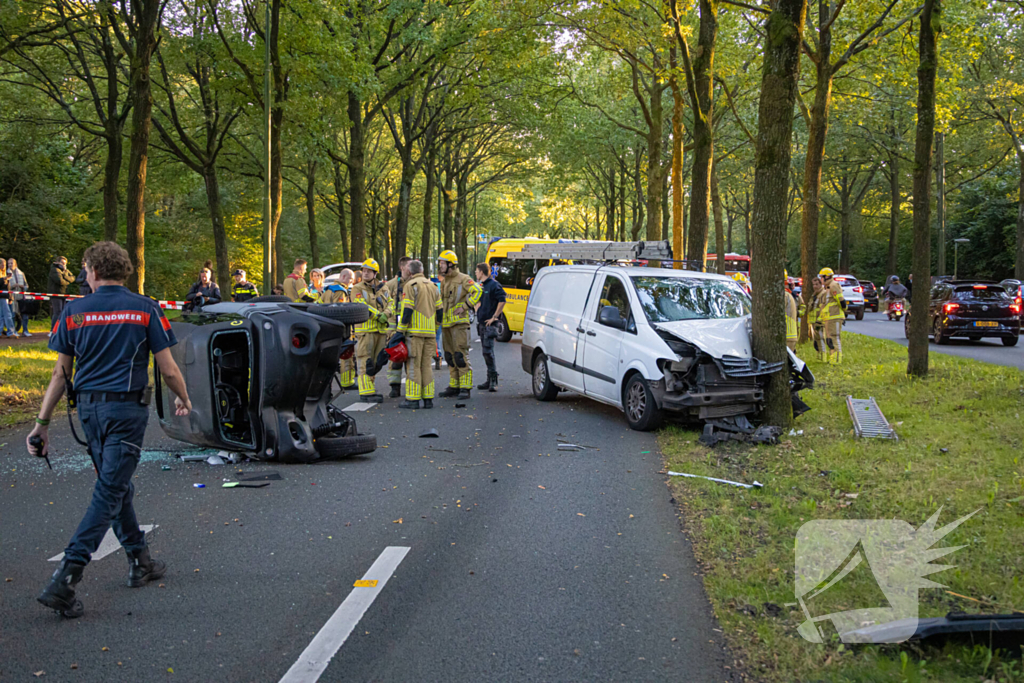 Enorme ravage nadat bus tegen boom rijd, één persoon aangehouden