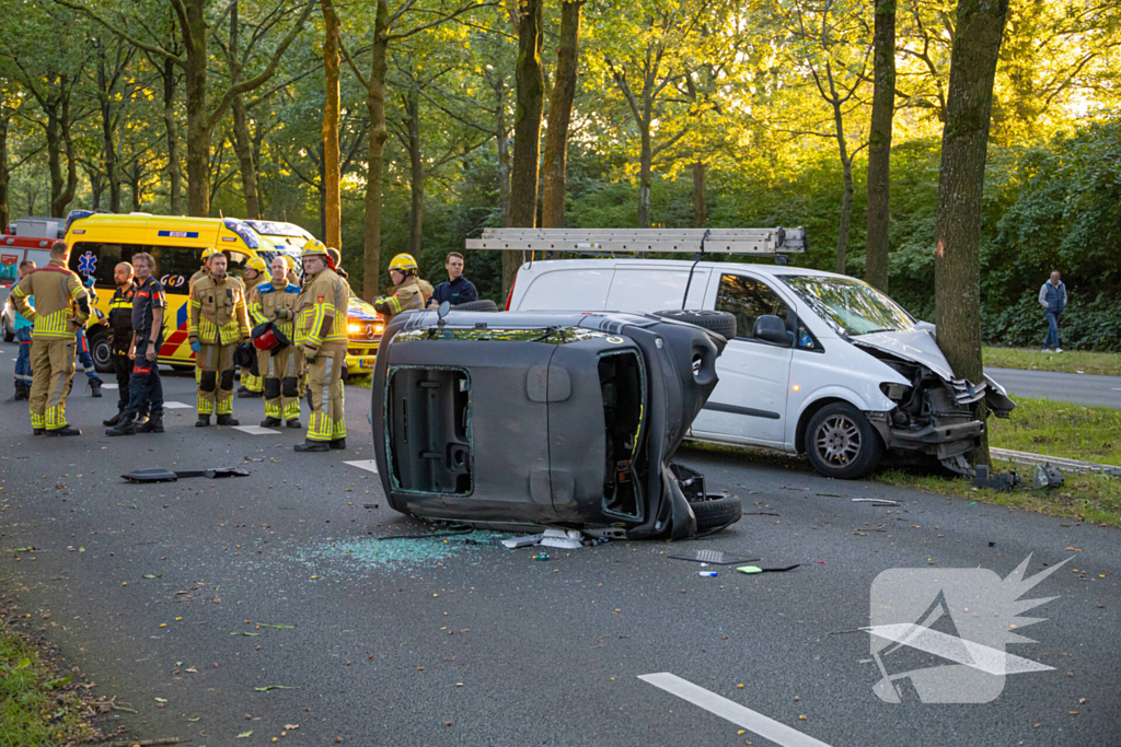 Enorme ravage nadat bus tegen boom rijd, één persoon aangehouden