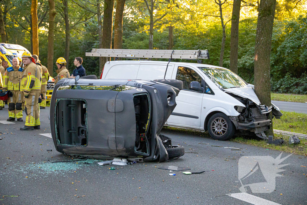 Enorme ravage nadat bus tegen boom rijd, één persoon aangehouden