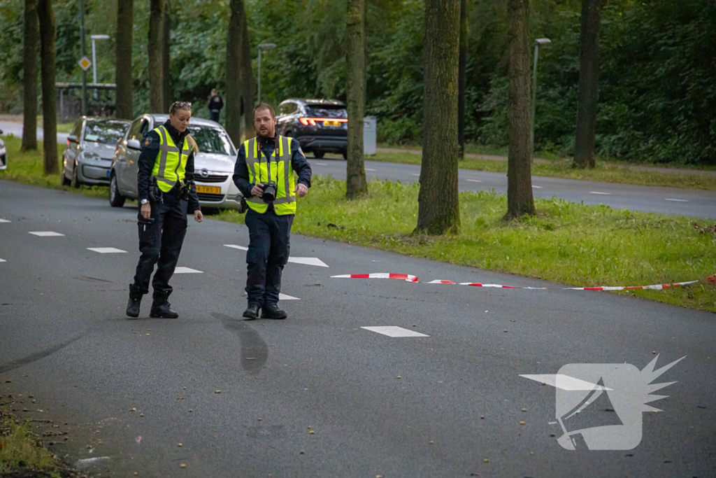 Enorme ravage nadat bus tegen boom rijd, één persoon aangehouden