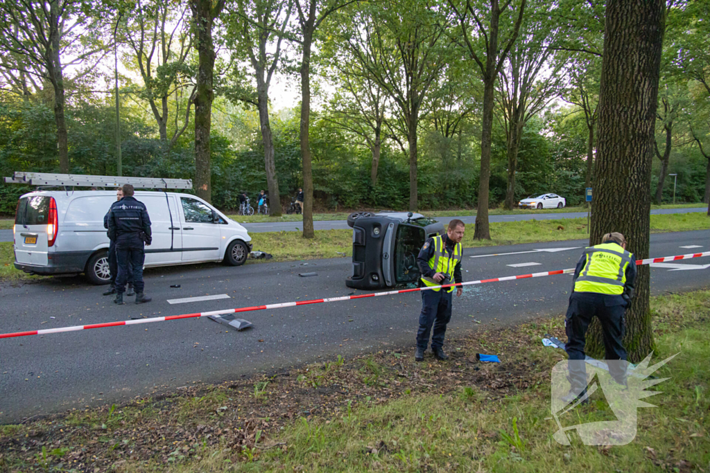 Enorme ravage nadat bus tegen boom rijd, één persoon aangehouden