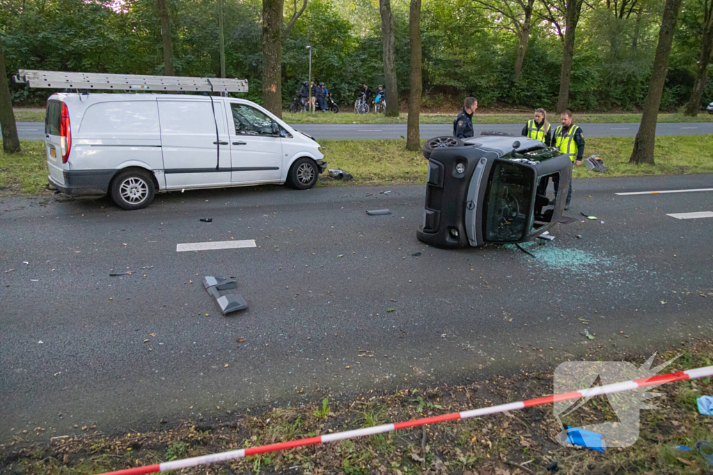 Enorme ravage nadat bus tegen boom rijd, één persoon aangehouden