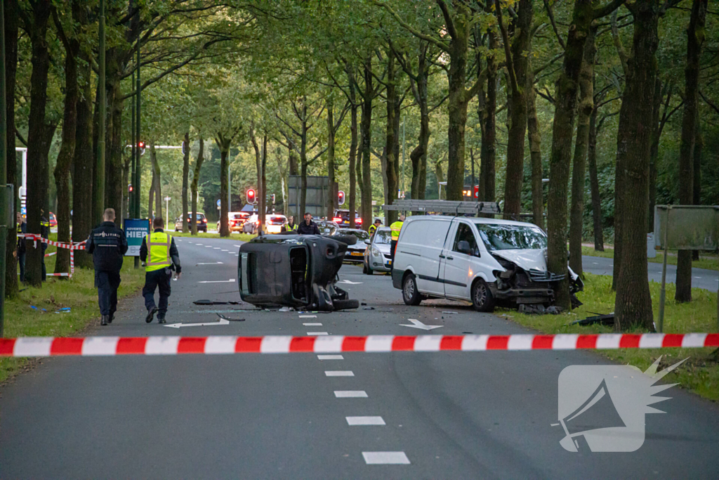 Enorme ravage nadat bus tegen boom rijd, één persoon aangehouden