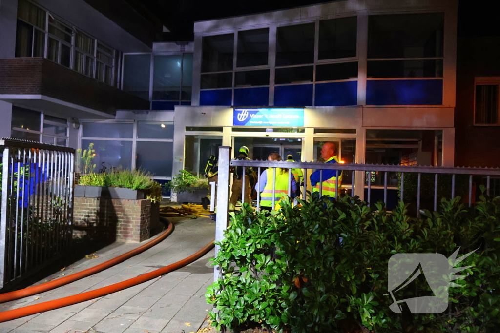 Auto op de kop bij brandend schoolgebouw tijdens grote brandweeroefening