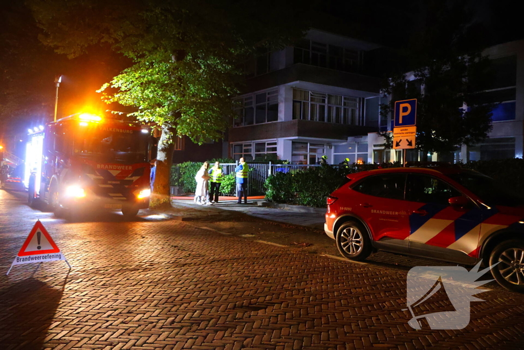 Auto op de kop bij brandend schoolgebouw tijdens grote brandweeroefening