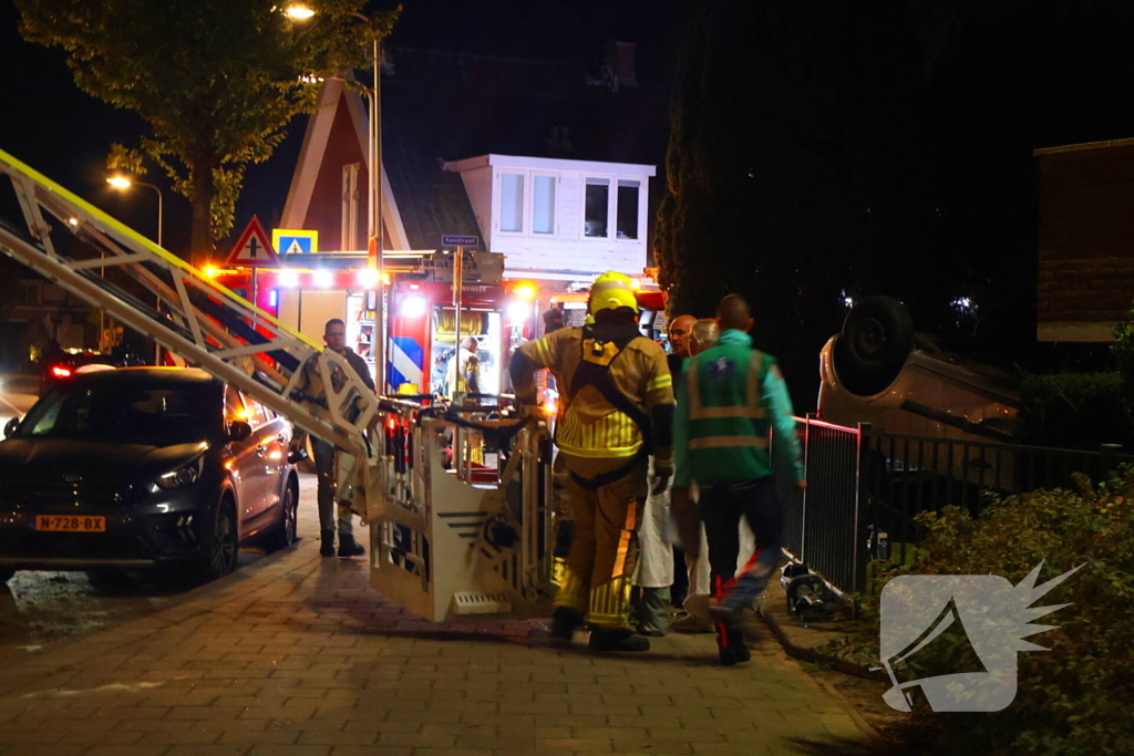 Auto op de kop bij brandend schoolgebouw tijdens grote brandweeroefening