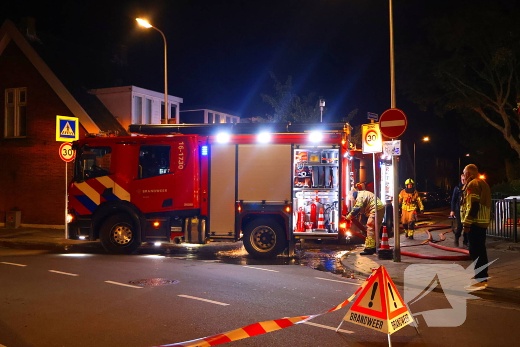 Auto op de kop bij brandend schoolgebouw tijdens grote brandweeroefening