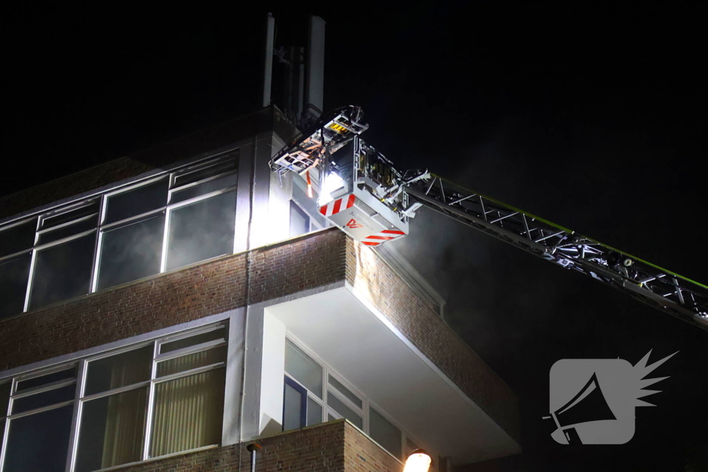 Auto op de kop bij brandend schoolgebouw tijdens grote brandweeroefening