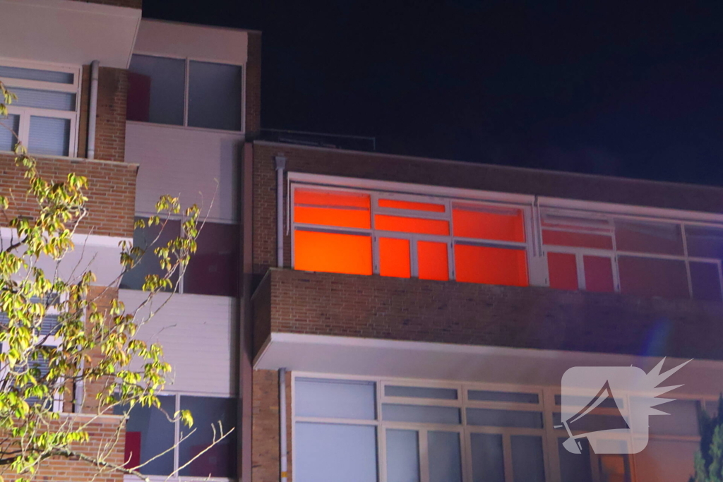 Auto op de kop bij brandend schoolgebouw tijdens grote brandweeroefening