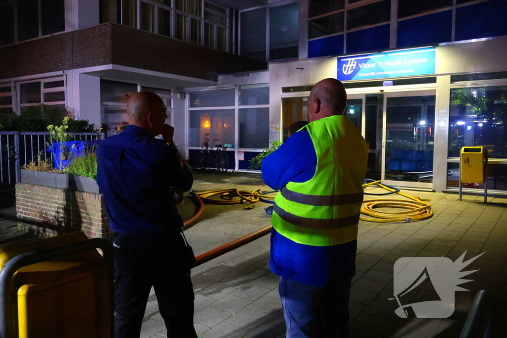 Auto op de kop bij brandend schoolgebouw tijdens grote brandweeroefening