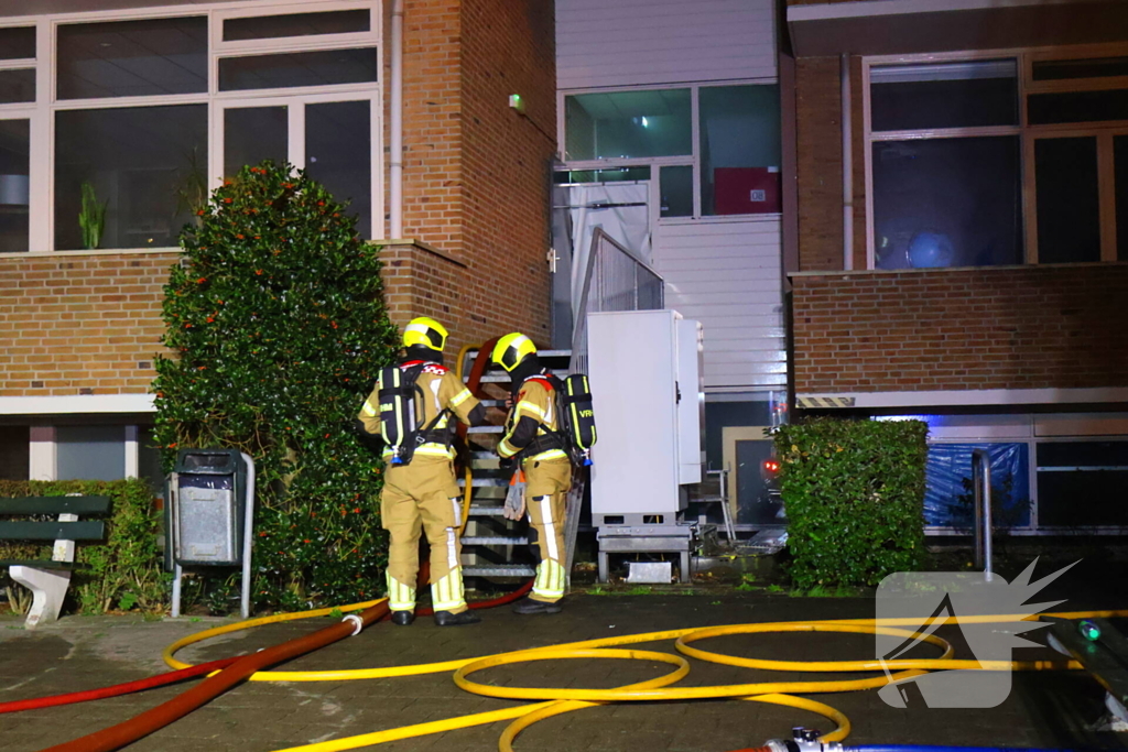 Auto op de kop bij brandend schoolgebouw tijdens grote brandweeroefening