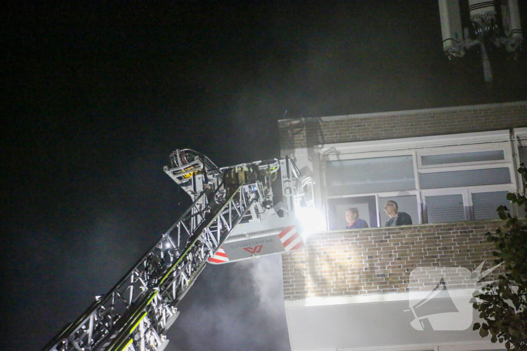 Auto op de kop bij brandend schoolgebouw tijdens grote brandweeroefening