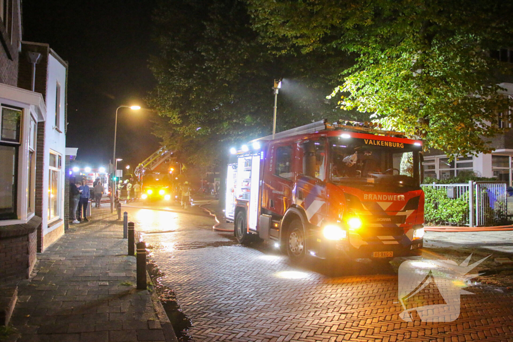 Auto op de kop bij brandend schoolgebouw tijdens grote brandweeroefening