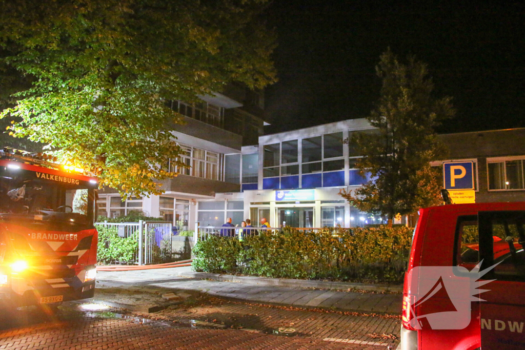 Auto op de kop bij brandend schoolgebouw tijdens grote brandweeroefening