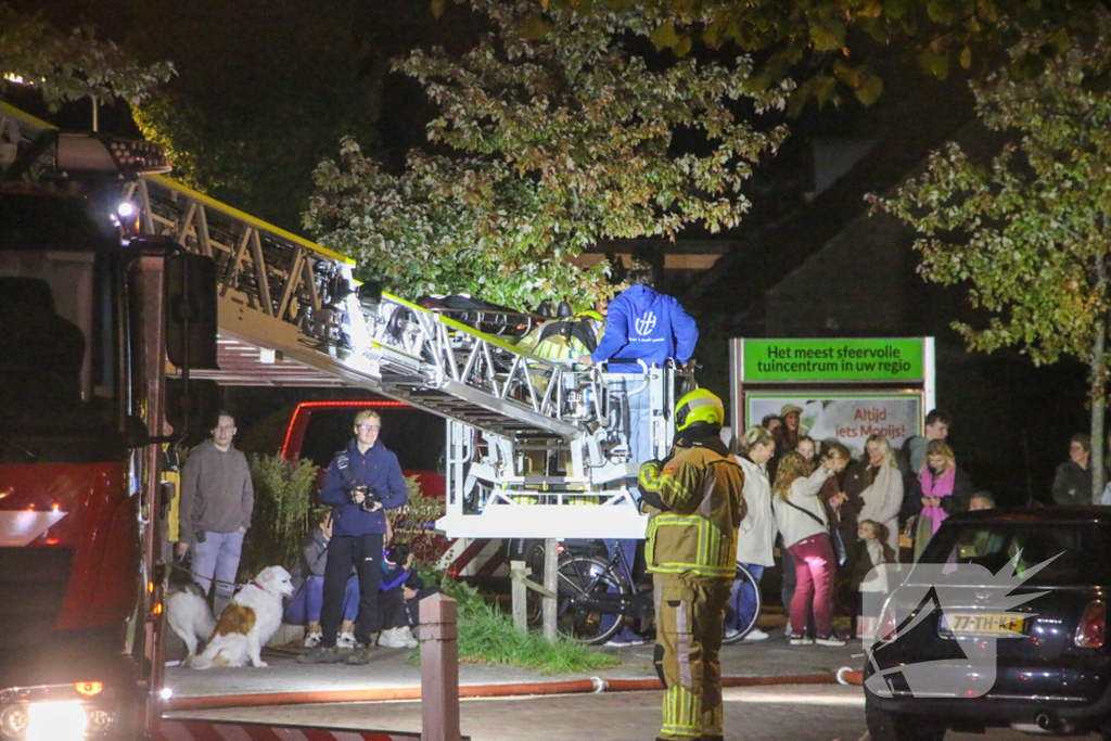 Auto op de kop bij brandend schoolgebouw tijdens grote brandweeroefening