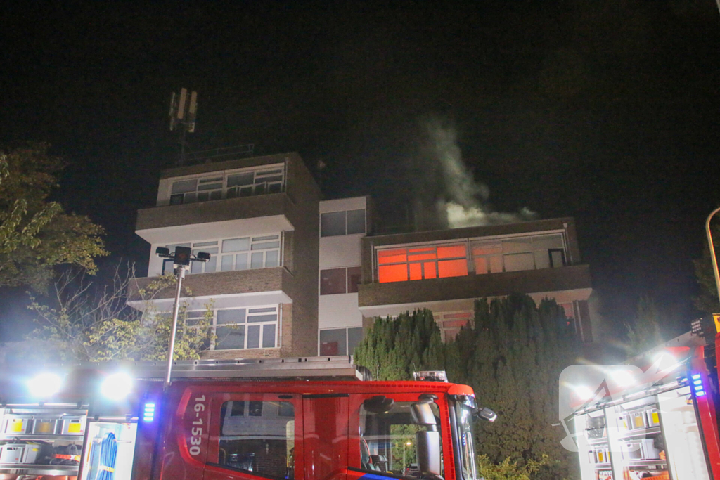 Auto op de kop bij brandend schoolgebouw tijdens grote brandweeroefening