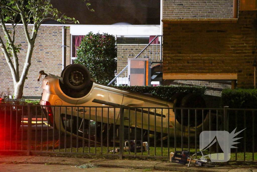 Auto op de kop bij brandend schoolgebouw tijdens grote brandweeroefening