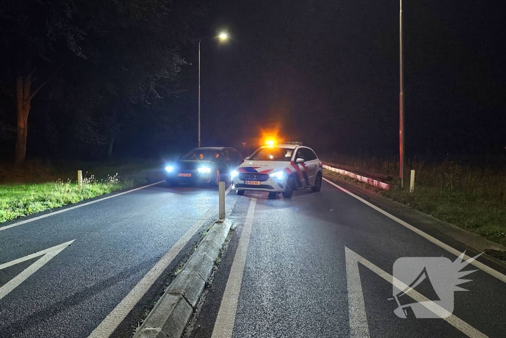 Bestelbus klapt achterop auto, bestuurder rijdt door