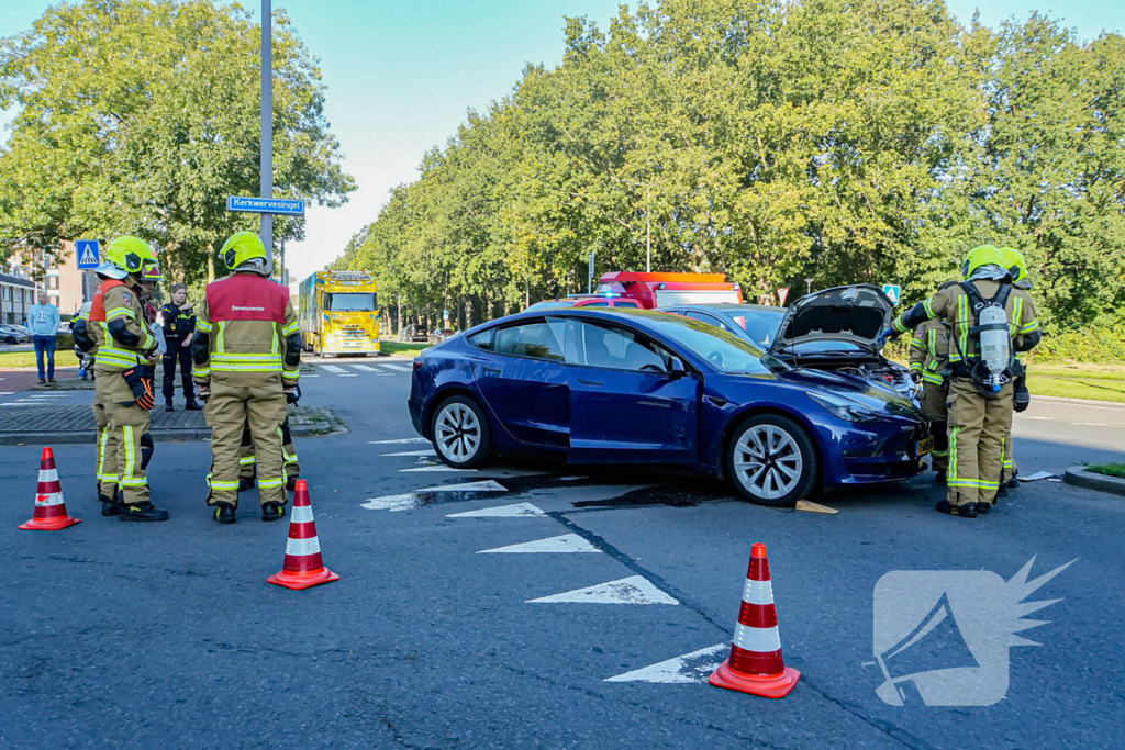 Auto's botsen op elkaar bij kruising