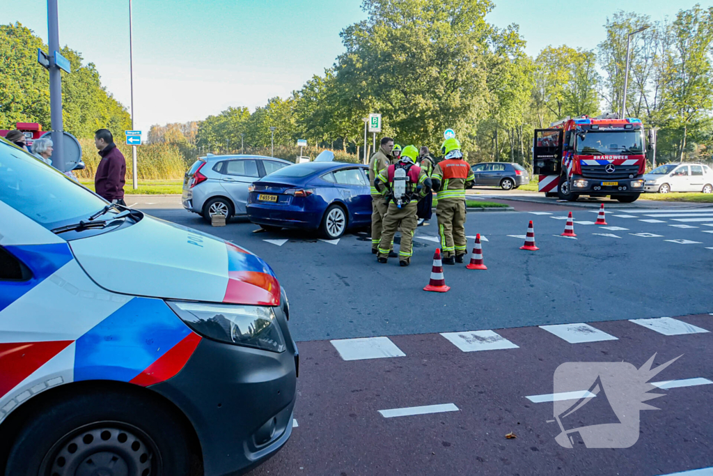 Auto's botsen op elkaar bij kruising