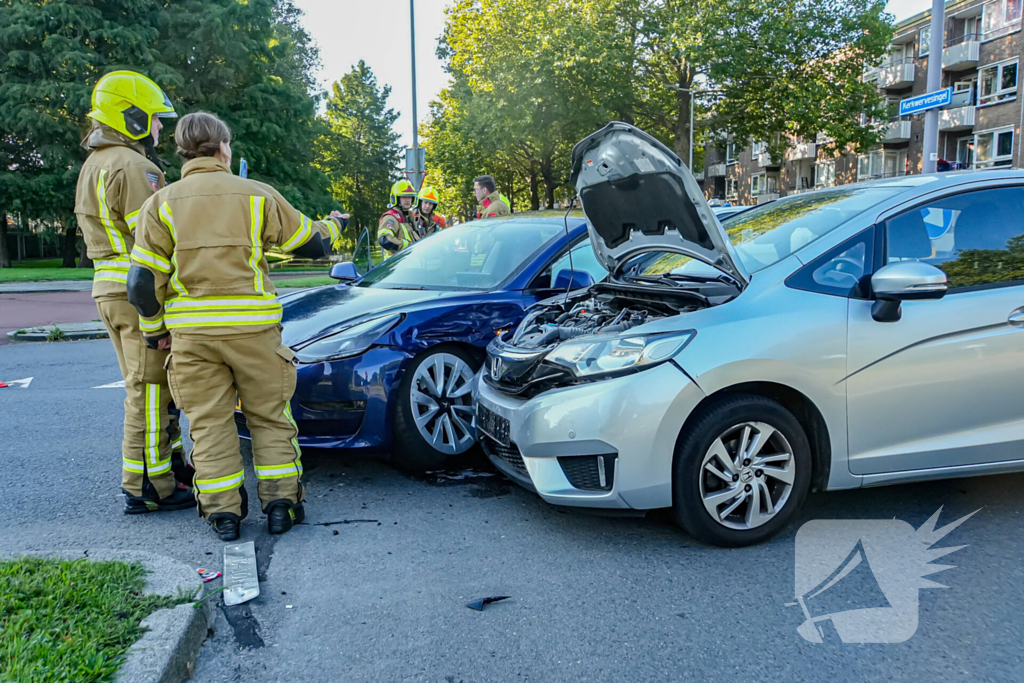 Auto's botsen op elkaar bij kruising