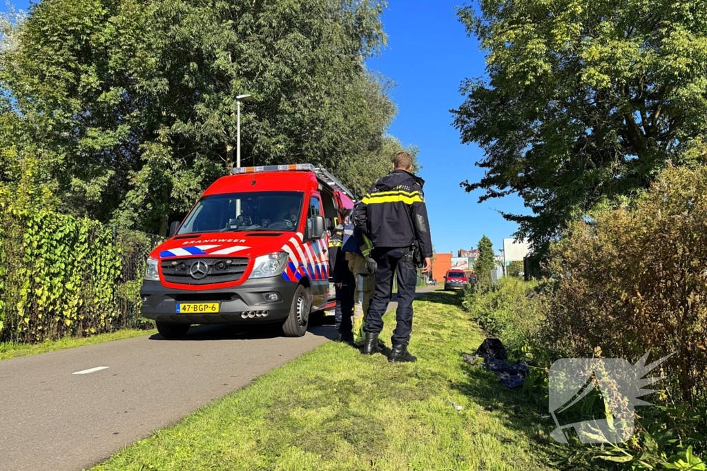 Brandweer doorzoekt sloot na aantreffen kleding langs waterkant