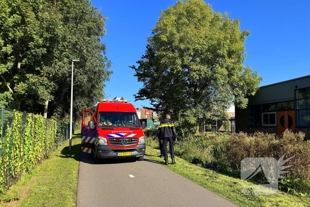 Brandweer doorzoekt sloot na aantreffen kleding langs waterkant