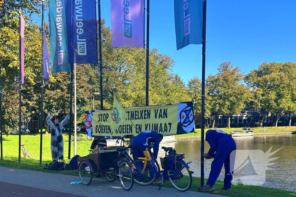 Aandacht vragende demonstranten hinderen verkeer