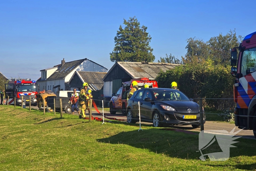 Brandweer schaalt op bij brand in loods