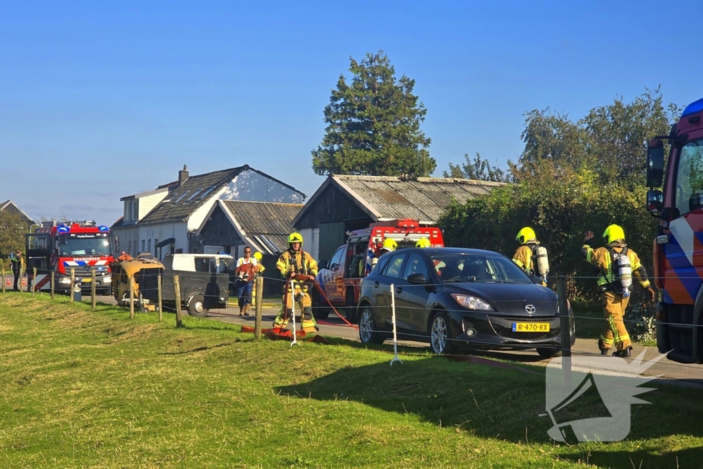 Brandweer schaalt op bij brand in loods