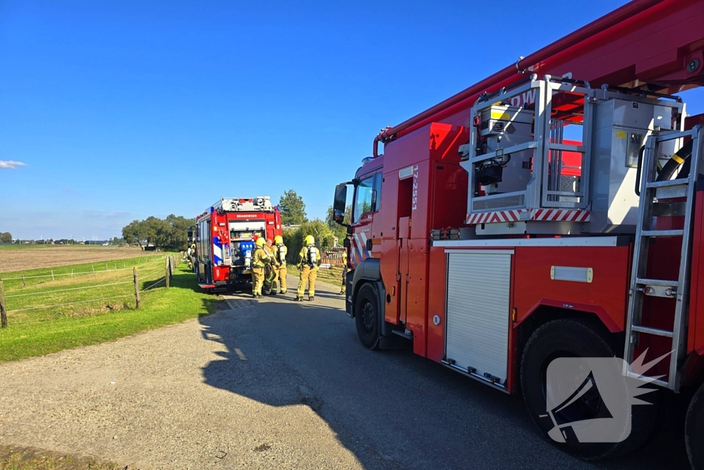 Brandweer schaalt op bij brand in loods