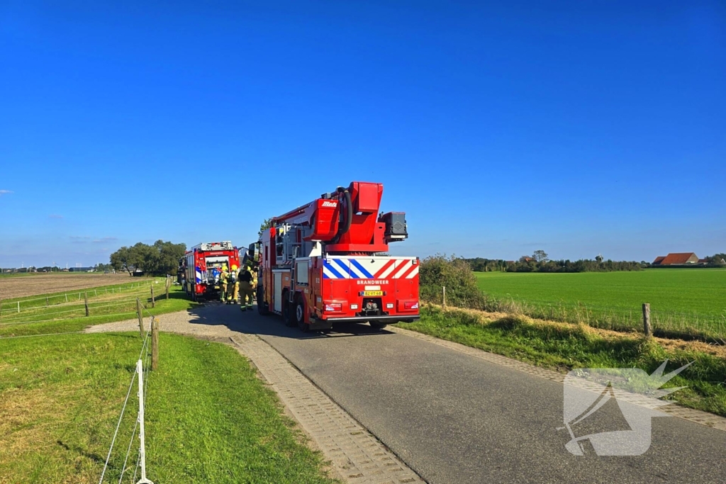 Brandweer schaalt op bij brand in loods