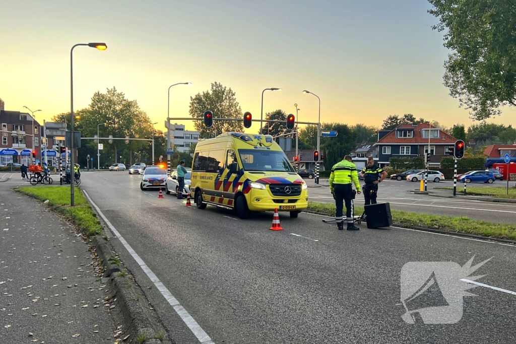 Bezorger op fiets gewond bij aanrijding met auto