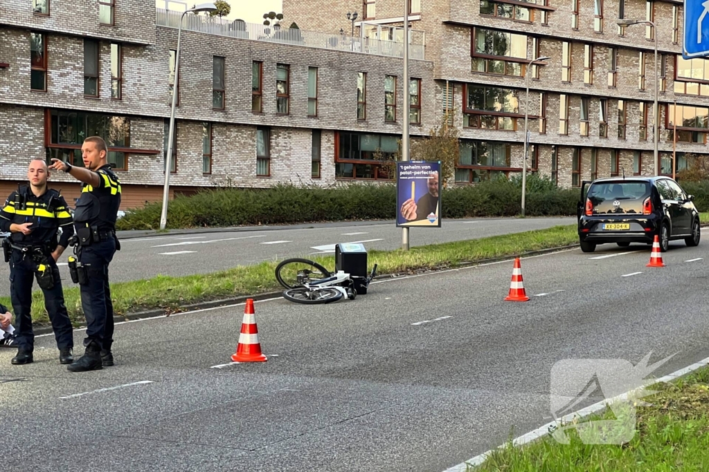 Bezorger op fiets gewond bij aanrijding met auto