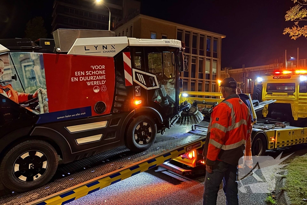 Defecte veegwagen op rotonde achtergelaten