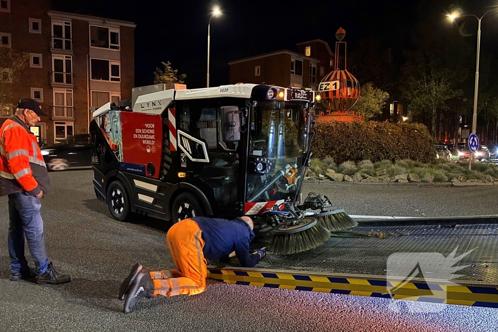 Defecte veegwagen op rotonde achtergelaten