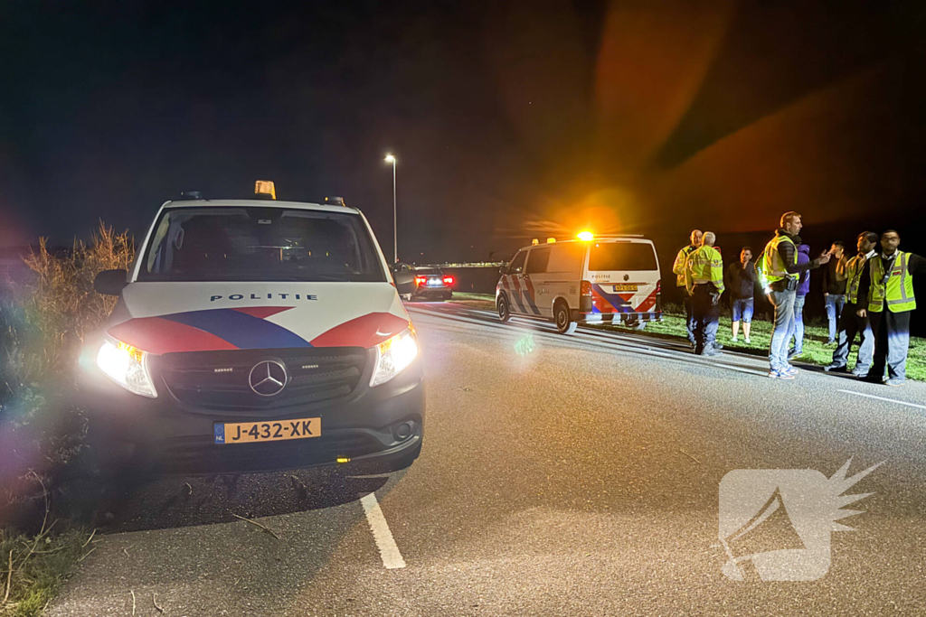 Auto belandt in greppel, inzittenden ongedeerd